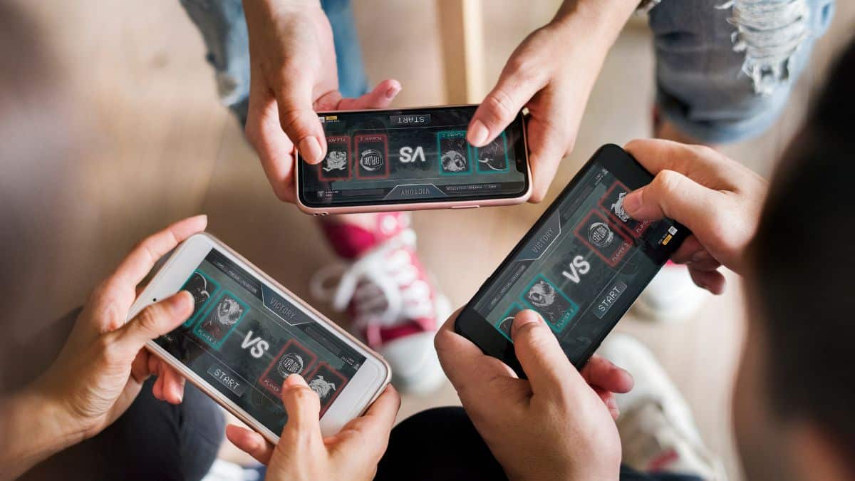 Mobile Games You Can Play With Your FRIENDS! 