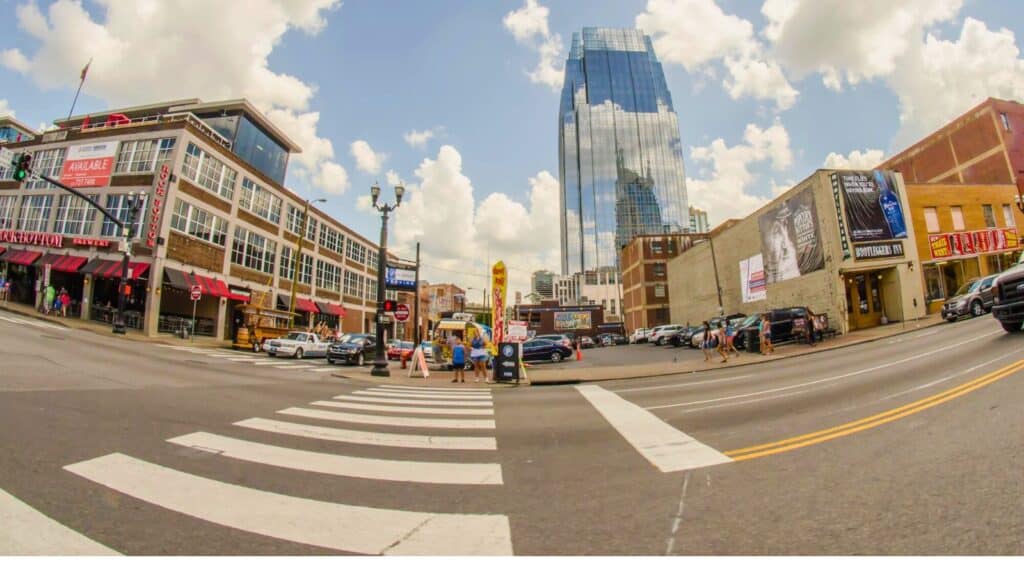 Street view of the city of Nashville, TN
